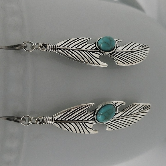 1836- Handmade Boho Feather Earrings NWT - Picture 2 of 6
